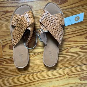 BNWT universal thread sandals